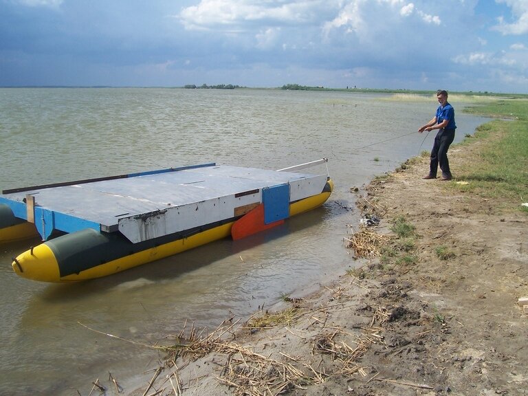 Плавсредство собрали, спустили на воду, теперь ему нужно немного намокнуть, так что бы давление в понтонах стало стабильным, не было крена по курсу