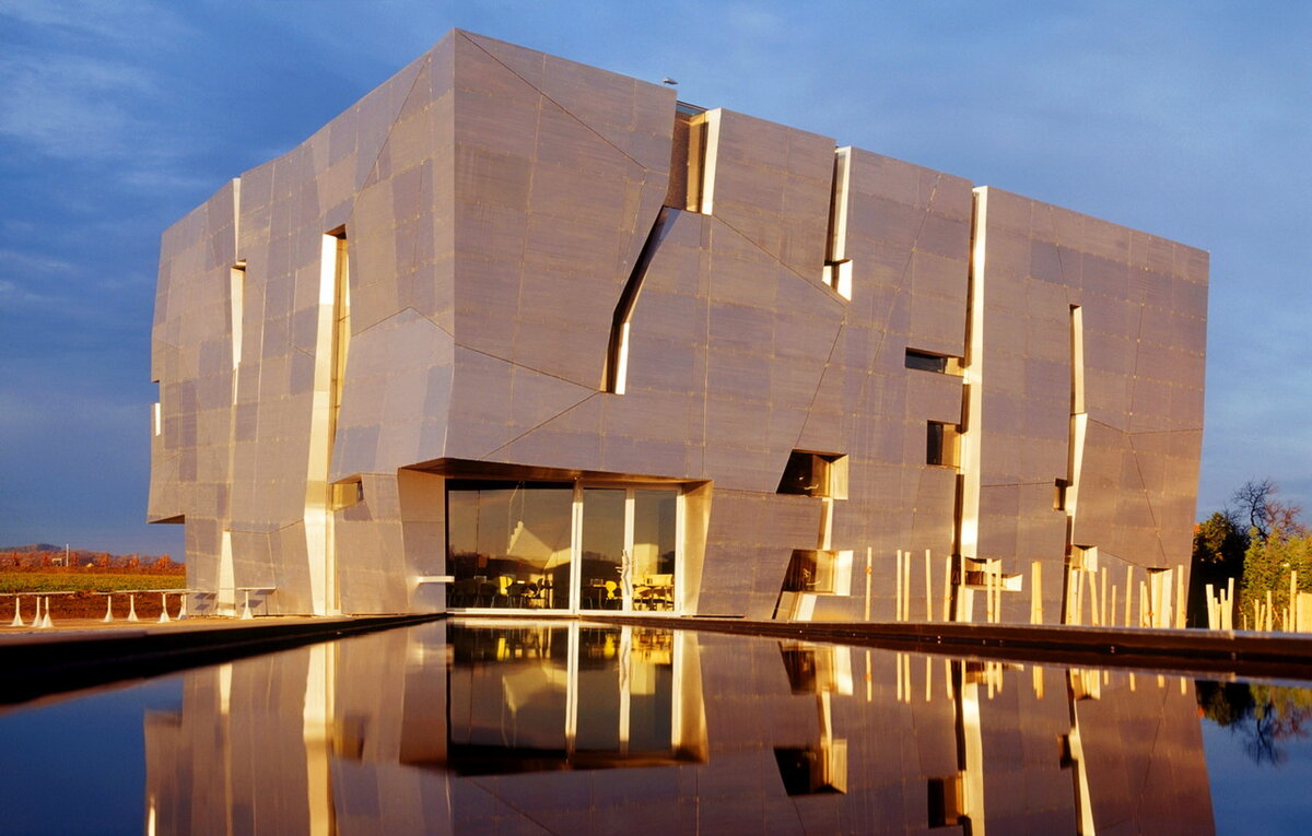 Футуристичное здание музея (источник - https://www.loisium.com)