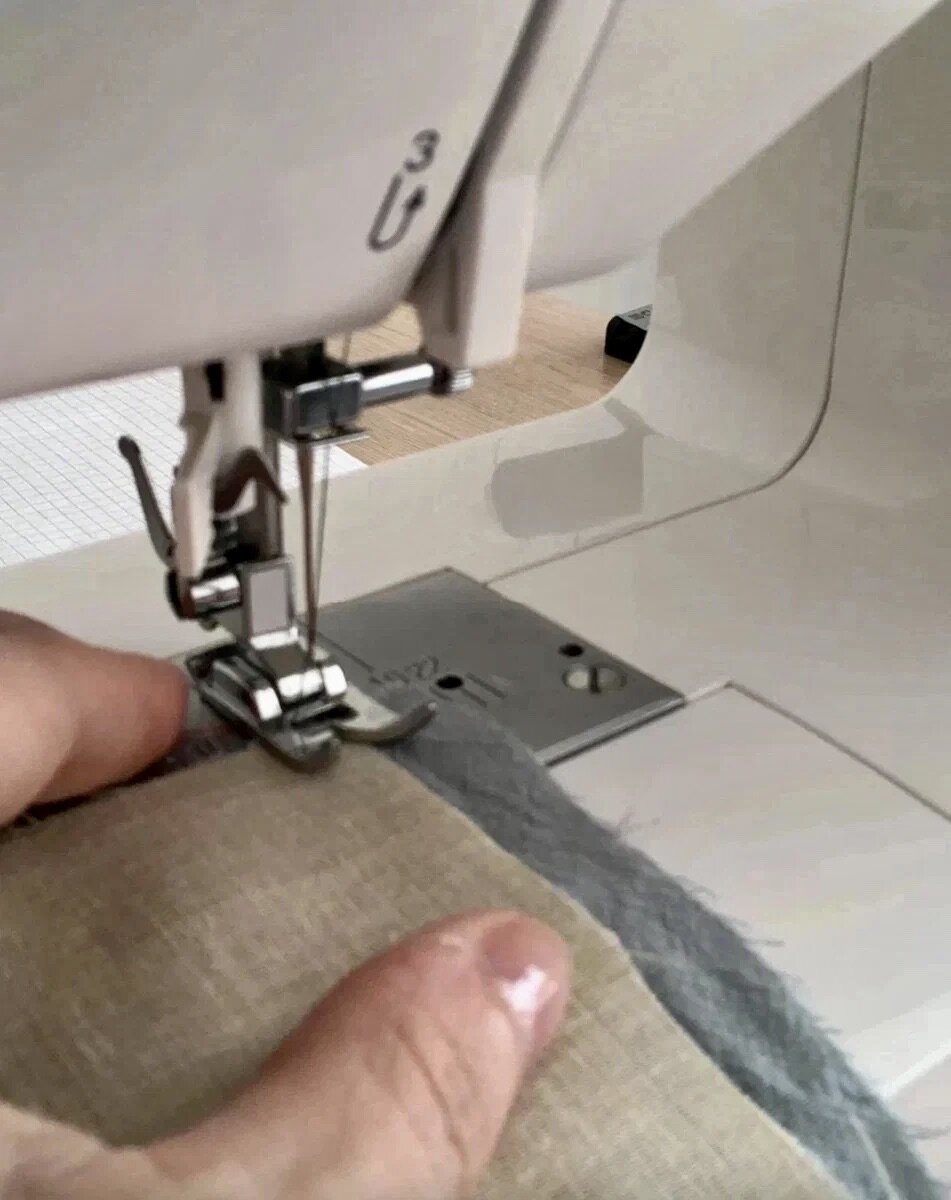 Сложить детали изнаночными сторонами внутрь, снизу деталь с припуском шва 1,5 см., сверху с припуском шва 0,75 см. . Нижний срез должен выступать на 7-8 мм. от среза верхней детали.