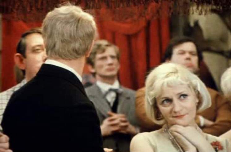 Кто из известных людей мелькнул в фильме "Не может быть!". Их нет даже в титрах