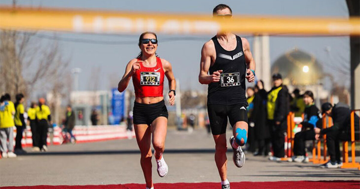 Забег 13 апреля. Соревнования по легкой атлетике. Мастер спорта полумарафон. Marathon спортивная одежда. Спринт.