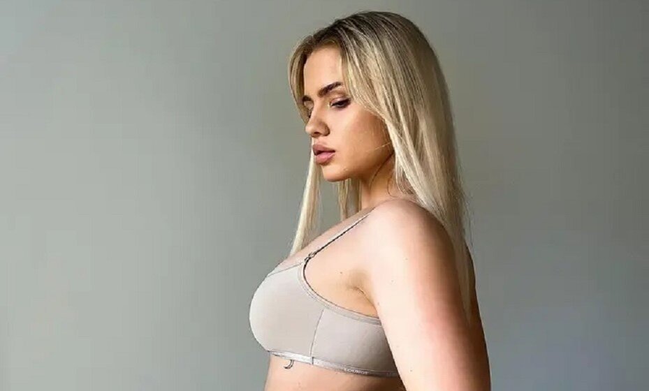    Хемсли решила немного разогреть публику. Фото: Социальные сети Даниэлла Хемсли