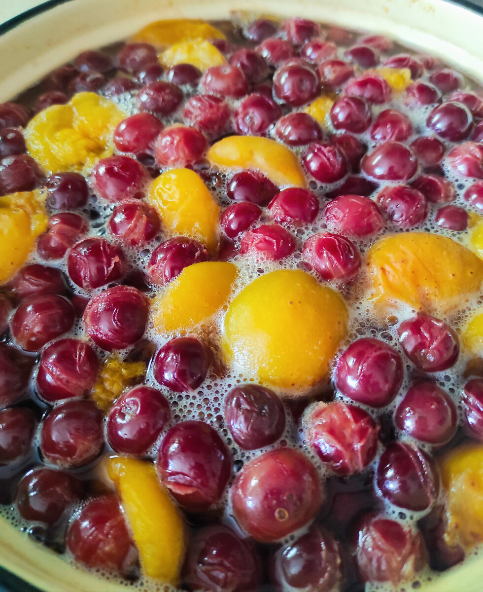 компот с вишней и абрикосами