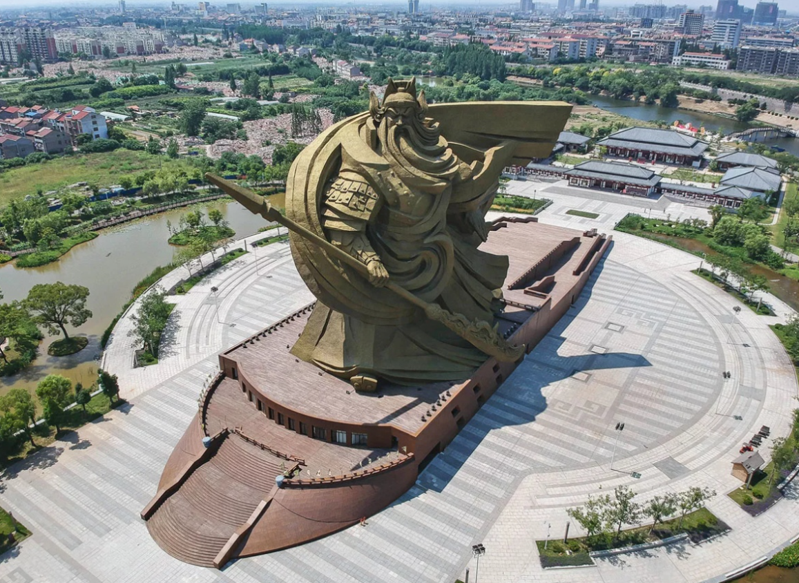 Китайский большой ветер. Статуя Гуань Юй, Цзинчжоу, Китай. Гуань Юй статуя. Статуя Богу войны Гуань Юй, Китай. Гуань Юй памятник.