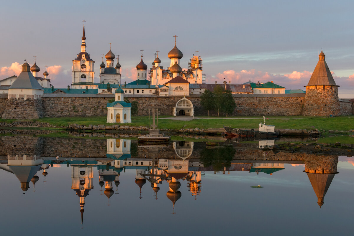 Спасо-Преображенский мужской монастырь Русской православной церкви, расположенный в посёлке Соловецком