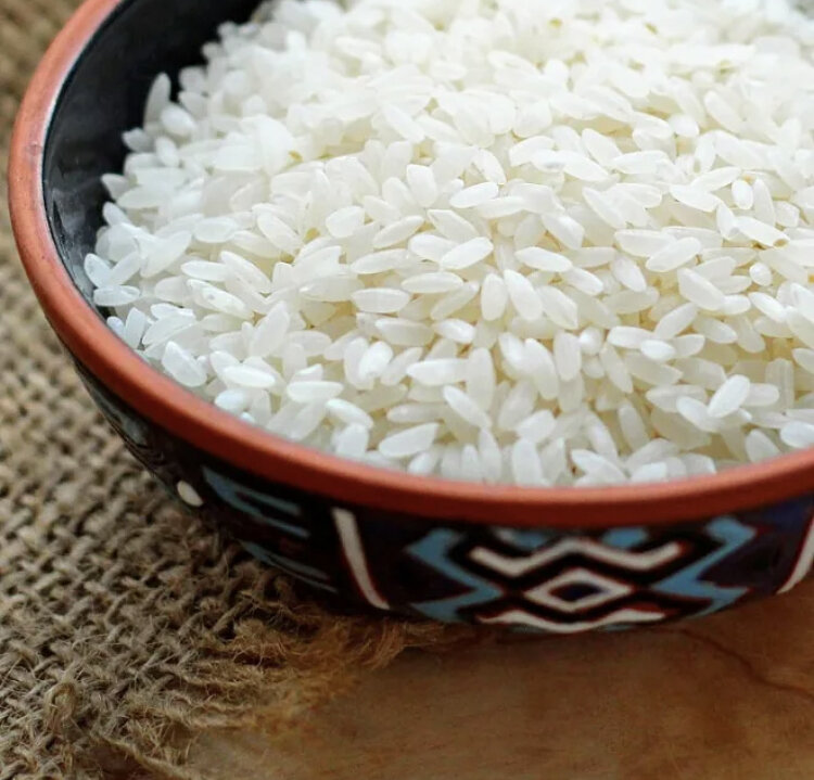 Калорийность и основной состав. Как видно из графика, белый рис – это продукт с большим количеством углеводов. В 100 г крупы белого риса содержится примерно 333 ккал.