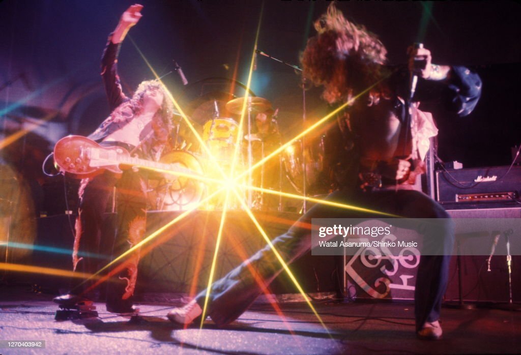 Именно этой фотографией мне захотелось проиллюстрировать первую часть интервью - вот вам и Мерлин вот вам и король Артур. Фотограф - всем нам известный Ватал Асанума.  https://www.gettyimages.ie/detail/news-photo/jimmy-page-john-bonham-robert-plant-of-led-zeppelin-news-photo/1270403942    