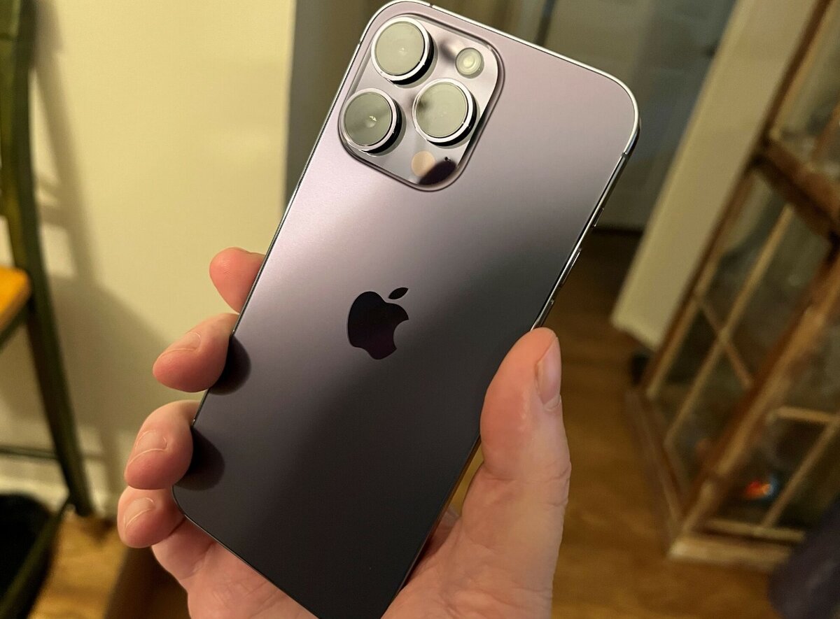 iPhone 14 Pro Max — большой и производительный гаджет, которому сегодня нет равных.