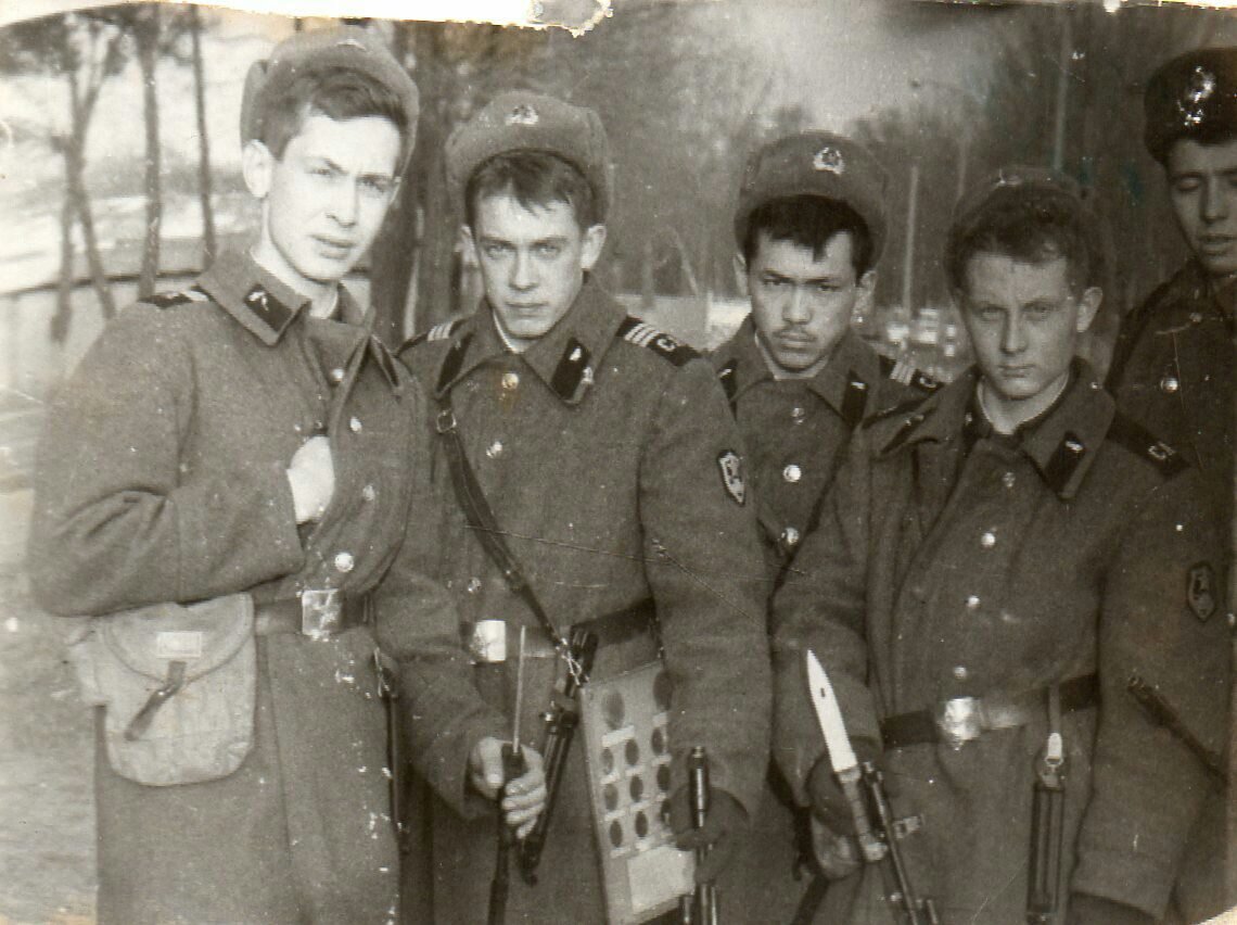 Караул... Суровые парни...