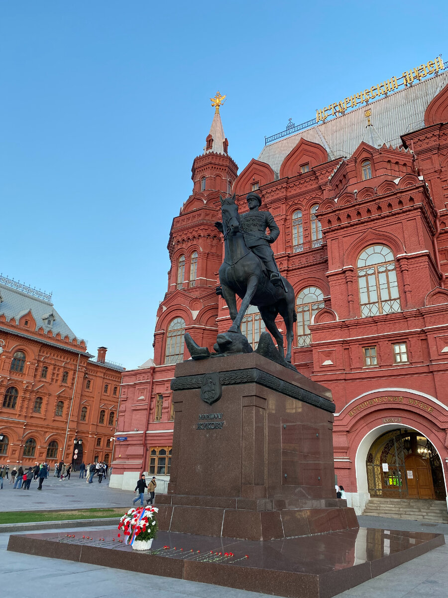 Памятник Жукову