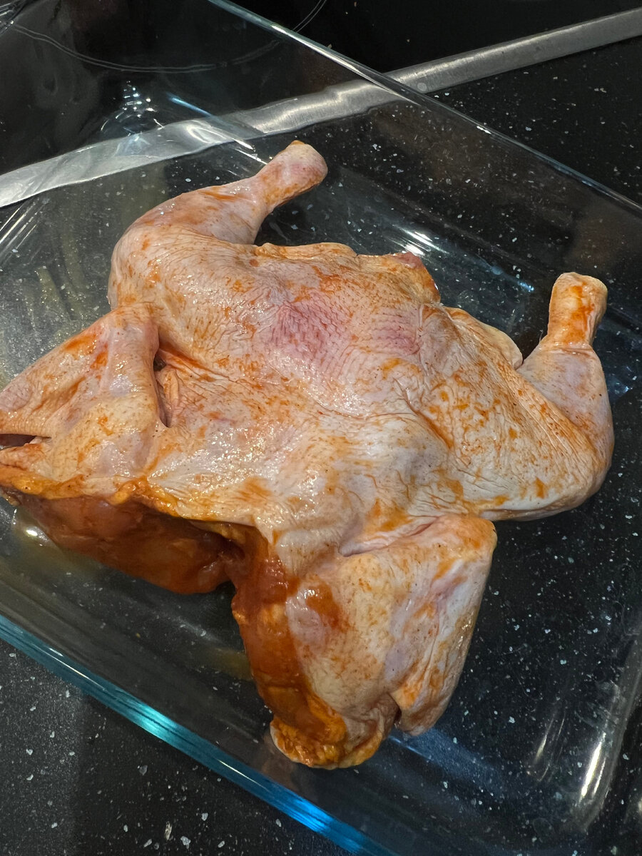 Кладем курочку на противень 