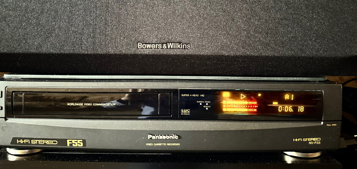 Стереофонический видеомагнитофон Panasonic F55  