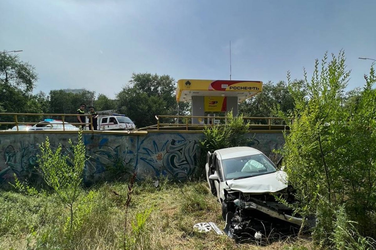 В Хабаровске водитель Toyota попал в больницу после падения авто на АЗС |  Аргументы и факты - Хабаровск | Дзен