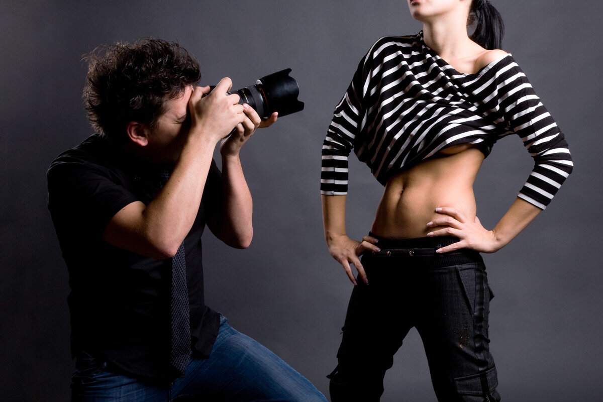 Девочки подруги. Фотосессия со стороны вместе с фотографом. Подруги в кофейне. Фотосессия для фотографа. Фотосессия для фотографа.