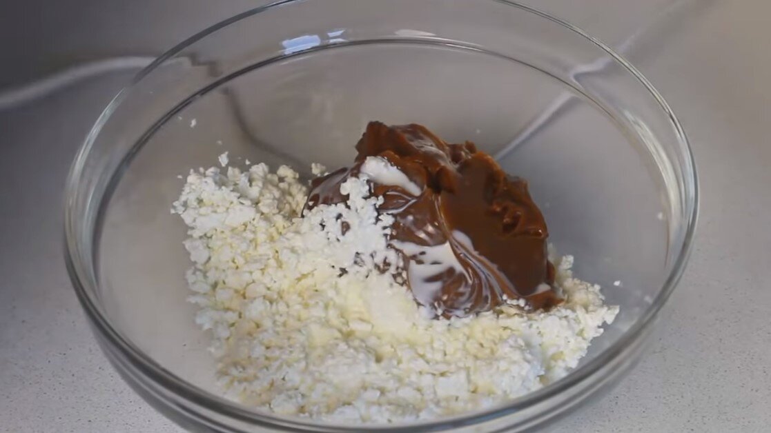 Когда не хочется долго возиться с выпечкой, но душа требует вкусненького к чаю, на помощь приходят вот такие рецепты:) С таким тортиком справится даже ребенок, поэтому обязательно попробуйте его...-5