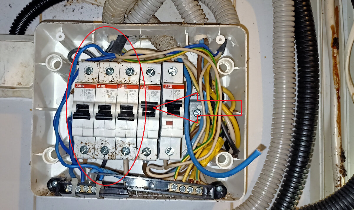 Вот эти три автомата, установлены на нагреватель, а тараканчики их использовали видимо как отхожее место))