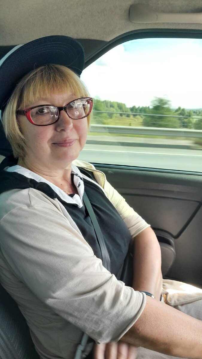 еду в машине на заднем сиденье. Рядом с водителем сын ведет беседу...