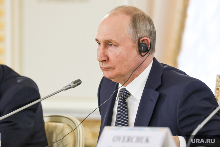    Дипломат смог выторговать кофту с изображением Владимира Путина