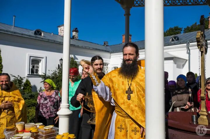 Освящение меда в Валаамском монастыре. Фото с сайта монастыря
