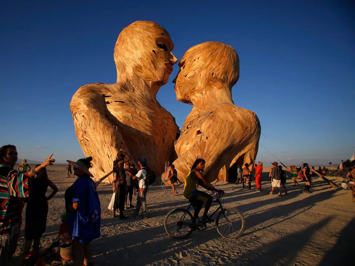 это изначальная скульптура - самая дорогая. Каждый год она меняется. Это не имеет отношения к гей сообществу. Транспорт - только велосипеды.