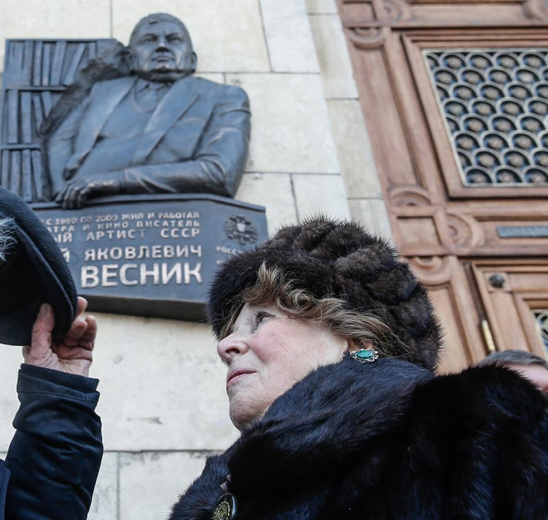 Нонна Каменева на церемонии открытия мемориальной доски актеру Евгению Веснику на доме на Кудринской площади, где он жил и работал