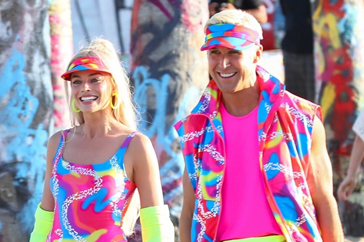 Выйдет ли в российском прокате нашумевшая "Барби" с Марго Робби (она, кстати, тоже поклонница татуировок) и Райаном Гослингом? Эксперты говорят, выйдет. Но осенью и не в очень хорошем качестве.