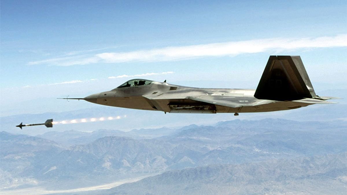 Пуск ракеты AIM-9 Sidewinder истребителем F-22 Raptor. Фото: ВВС США / commons.wikimedia.org