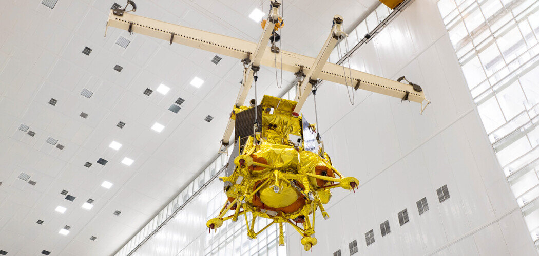 Установка космического аппарата «Луна-25» на космодроме Восточный Фото: © Андрей Белый / Роскосмос Медиа / ТАСС