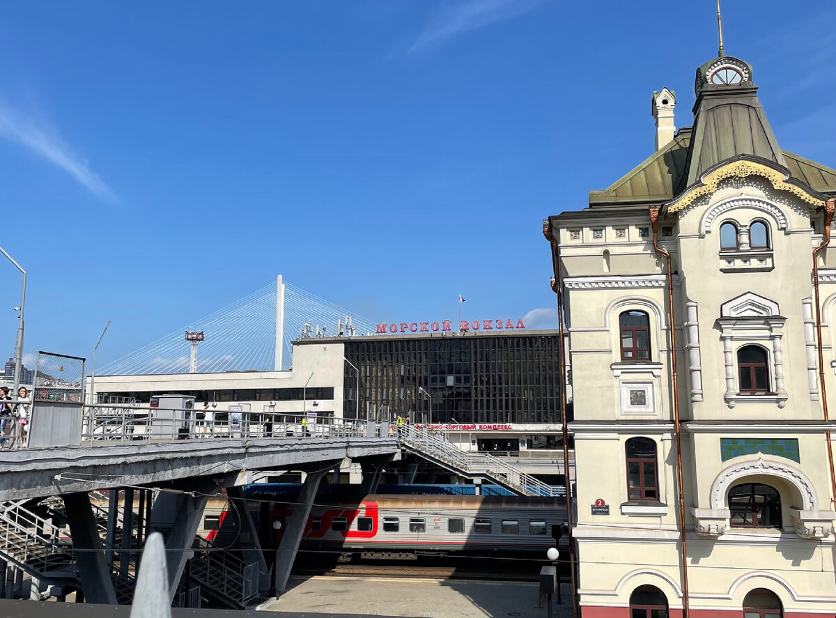 Кусочек жд вокзала, за ним кусочек морского вокзала на фоне кусочка Золотого моста.