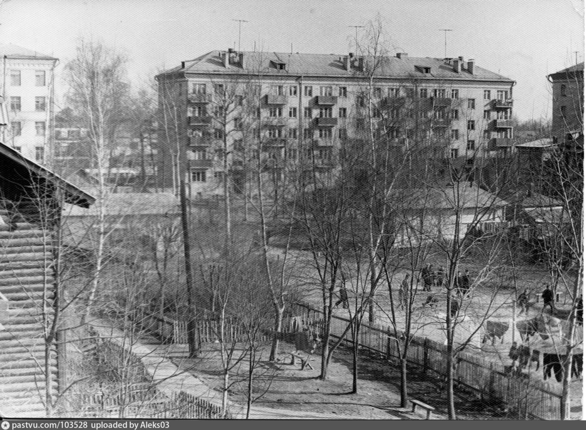 Улица Коминтерна. Двор, 1962 год. Снято с балкона дома № 14 в сторону станции Лосиноостровская - она еще чуть левее за домами. Автор: Алтынов А.Е. Источник: Личный архив семьи.