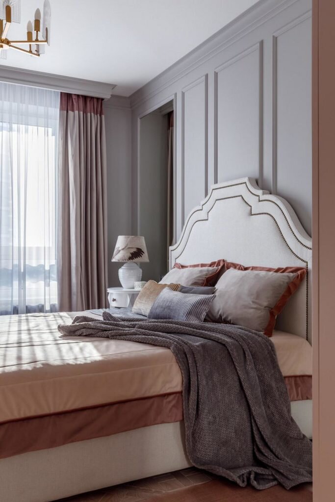 Молодая женщина приобрела эту квартиру в Краснодаре для своей мамы — женщины средних лет с изысканными вкусами. Воплотить их в жизнь взялась местная студия дизайна интерьеров — BonTon.-18