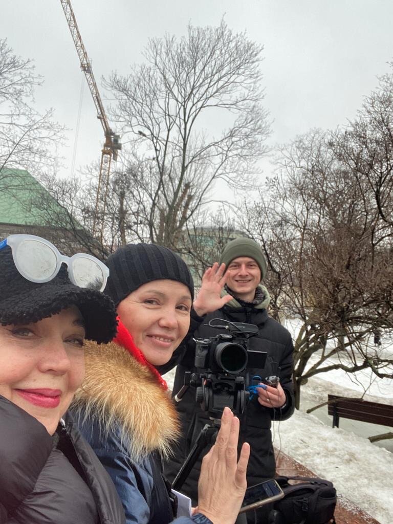 Рабочий момент. Съемка фильма Оксаны Харламовой "Покидая мегаполис". На фото: режиссер, оператор и я.