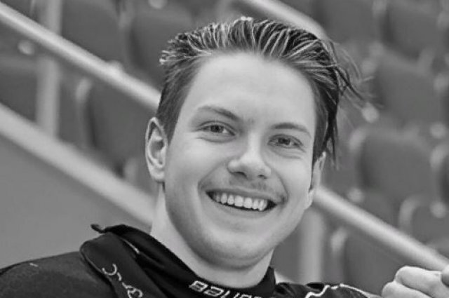    Погиб подающий надежды хоккеист Евгений Хвалько.