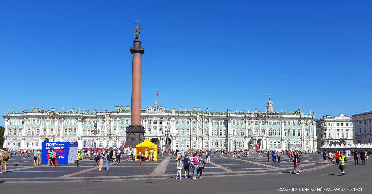 На Дворцовой площади в Петербурге всегда оживленно. Фото из книги "Круиз Москва - Петербург. Коллекция впечатлений"