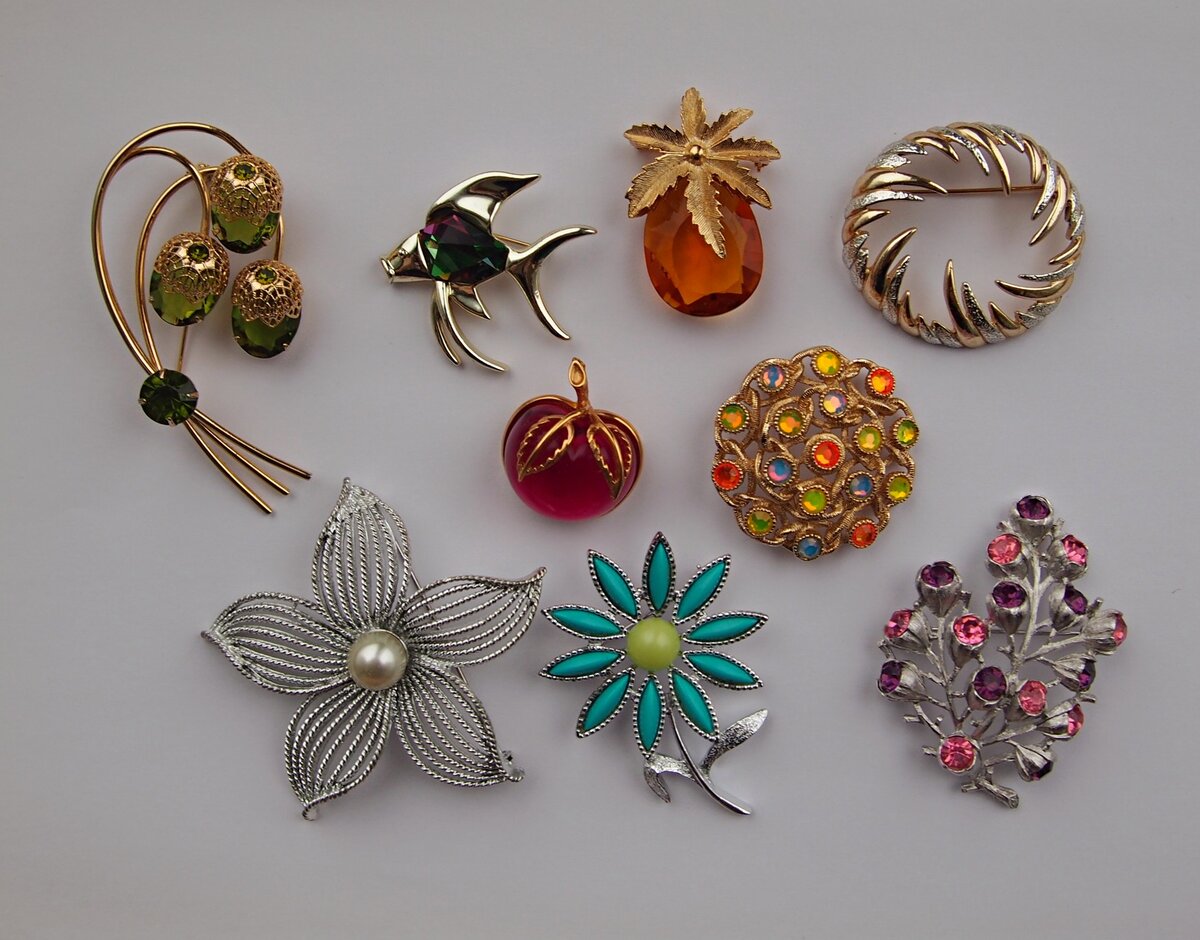 Фото автора. Броши от компании Sarah Coventry