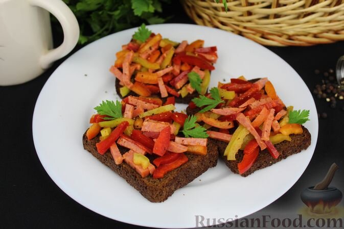 хлеб ржаной, перец болгарский, колбаса копченая, масло растительное, сок лимона, паприка молотая, перец чёрный молотый, соль