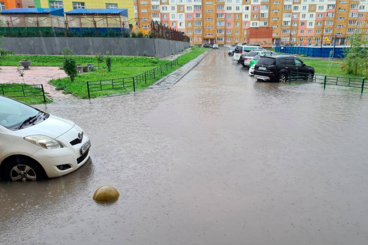    В Новосибирске жители не могут выйти из дома из-за потопа после ливней