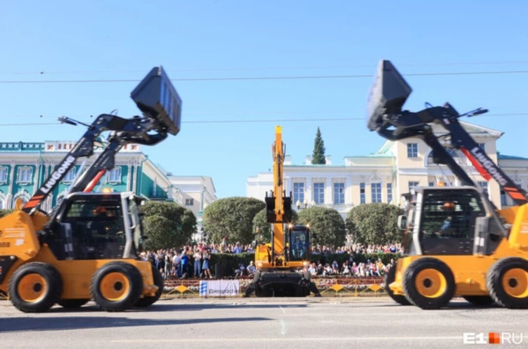 Танцующие экскаваторы.