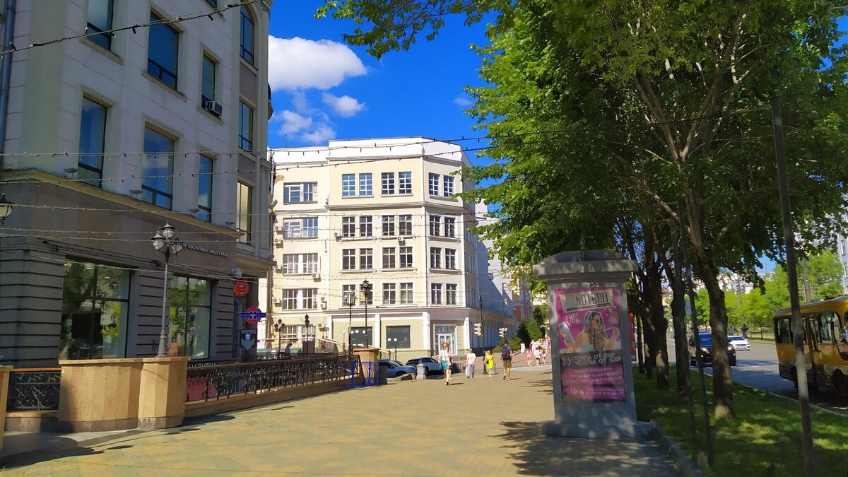     Сегодня отмечается День работников строительной отрасли, которые занимаются разработкой проектов, созданием архитектурных решений, проведением инженерных работ, отделкой и производством строительных материалов.