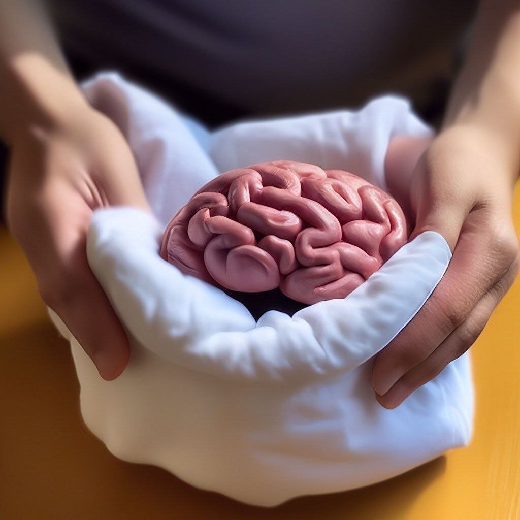 Раньше младенцев пеленали в роддомах и довольно жёстко. Сейчас всё чаще отказываются от этой практики. Однако снимать пелёнки с мозгов никто не оропится