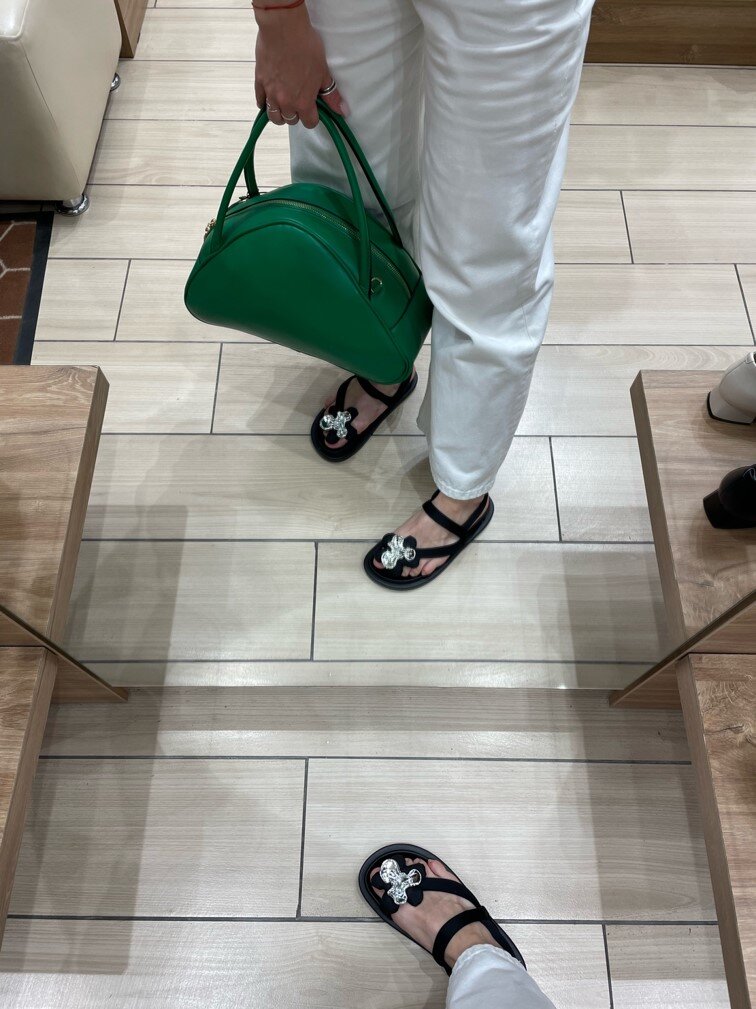 Сумка отдаленно напоминает по форме трендовые сумки для боулинга: интересная альтернатива, если все другие симметричные формы у вас в гардеробе уже есть