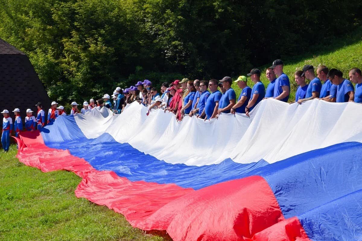 Флаг России в горах