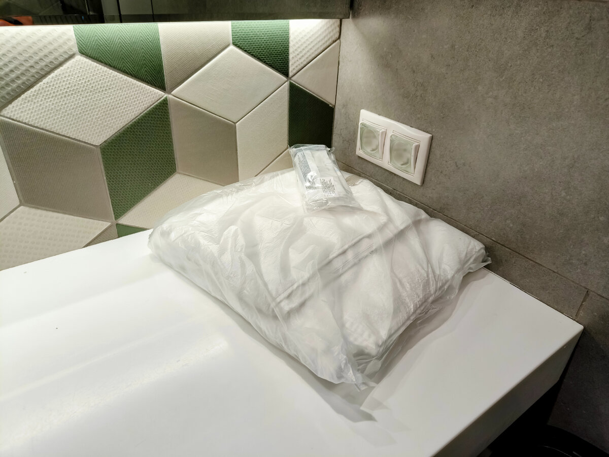 Пара полотенец, комплект для бритья/зубная щетка и паста 