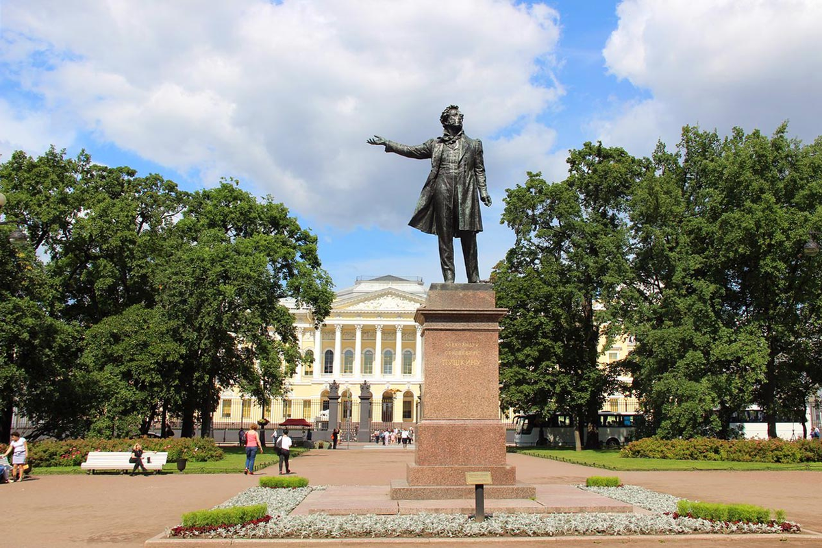 1 автору москва. Памятник Пушкину Аникушина в Санкт-Петербурге. Памятник Пушкину в Бахчисарае. Аникушин памятник Пушкину Дели. Аникушин памятник Пушкину Гавана.