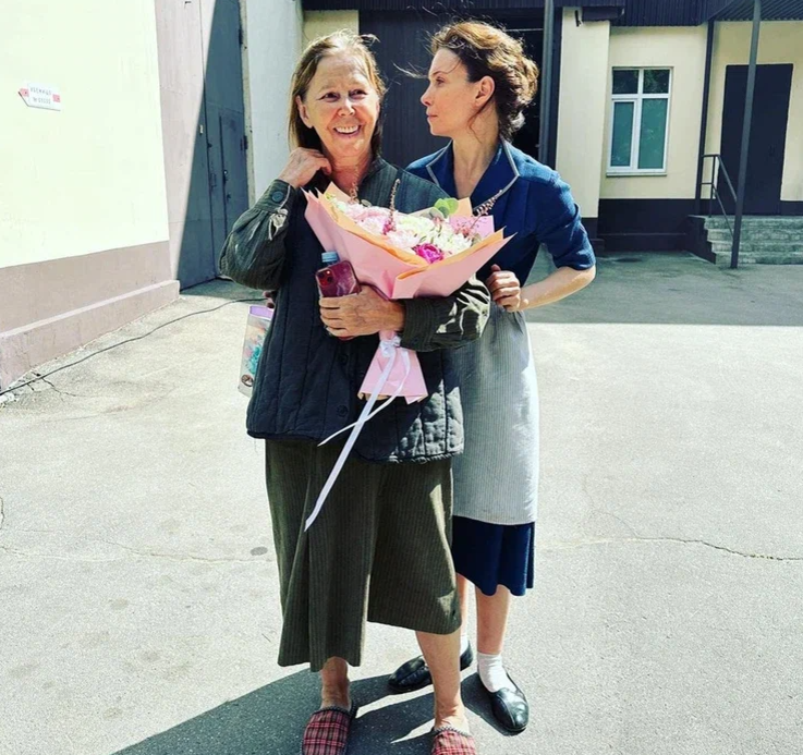 Евгении Симоновой на сегодняшний день 68 лет, и она до сих пор выходит на сцену любимого ею театра. И все же 13 лет борьбы со страшной болезнью дают о себе знать.-12