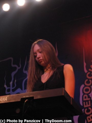 На фото - я осенью 2005г. У меня не было своего инструмента, за плечами была — пусть и по усиленной программе, но 7-летняя база учебы в музыкальной школе. Чтобы отыграть концерт, я взяла у приятеля Yamaha PSR-210. А первый свой инструмент,  Korg X5D, у меня появился только в декабре 2005г.