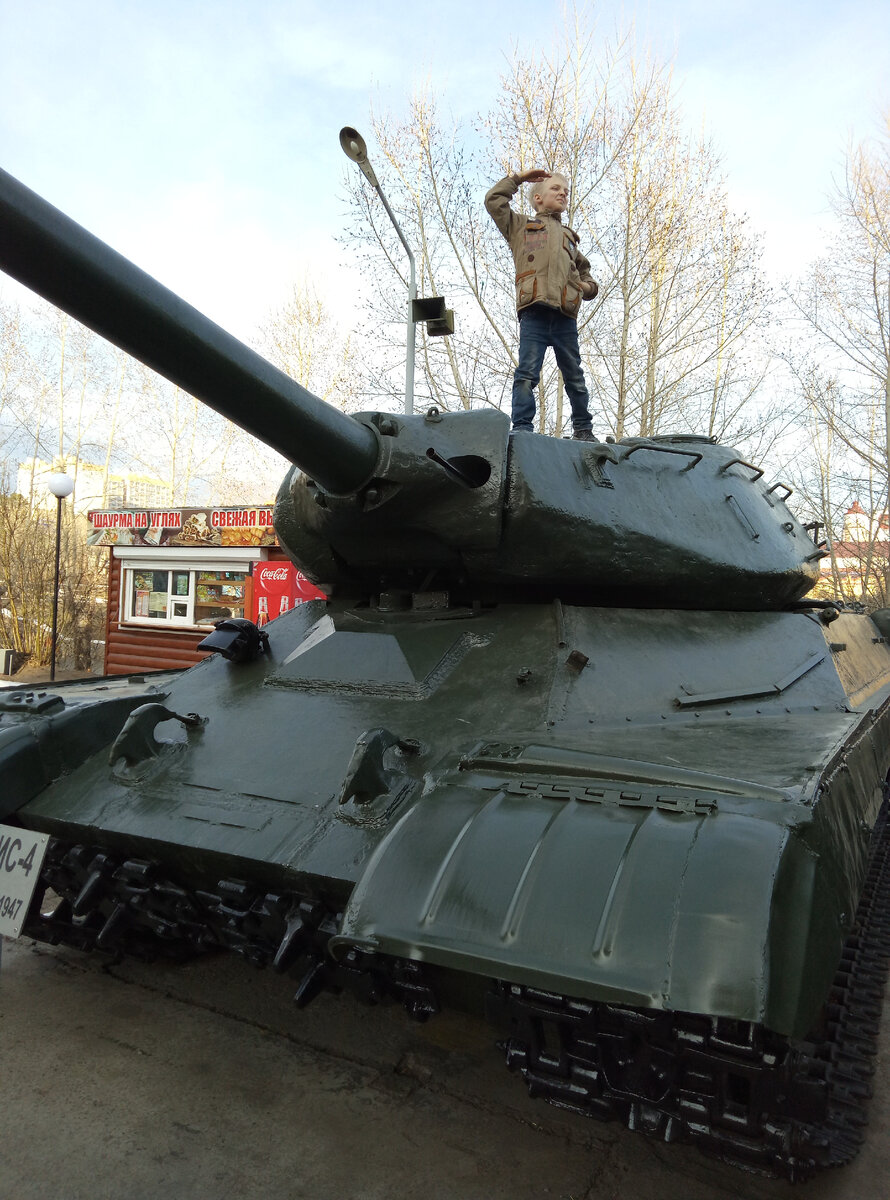 Ничего более "военного" в тему не нашла. Моё чадо в начале нулевых годов на "беззубых" танках в парке Дома офицеров, Чита, Забайкалье