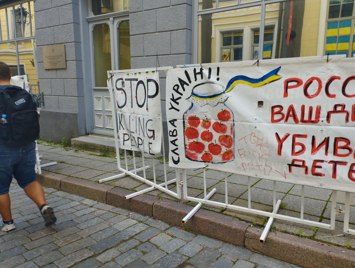 И невольно задумаешься: для чего такой маленькой стране как Эстония нужны украинские флаги на каждом углу?  Шоу, которому бы я дала название: «Brain Wash – промывание мозгов».