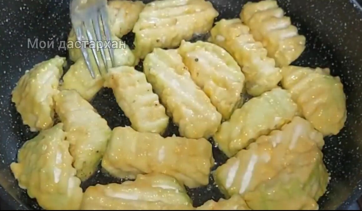  Кабачки помыть. Если кабачки молоденькие, то чистить с них кожуру не обязательно. У меня были более зрелые кабачки и поэтому кожуру я очистила. Затем кабачки нужно нарезать нужного вам размера.-9