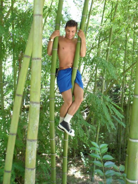 Автор в советских кедах. Пицунда 2010год